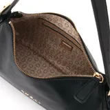 Cartera de hombro marca Guess, modelo Alisha, color negro con textura granulada. Presenta cierre superior de cremallera, asa fija y logo frontal en letras doradas. Incluye un dije decorativo de candado dorado en el lateral.