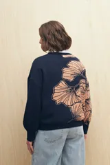 Sweater blanco con diseño floral en jacquard color beige, de corte amplio y tejido de algodón.
