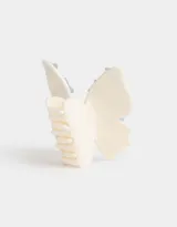 Broche para el pelo color crema, con forma de pinza y apliques de flores celestes.