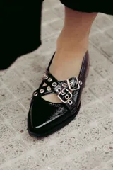 Chatitas de cuero con estampado animal print, con dos tiras cruzadas sobre el empeine y hebillas metálicas.