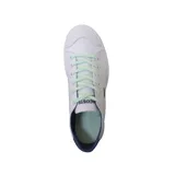 Championes Lacoste Gripshot de lona blanca con detalles en azul marino en el talón y verde agua en los cordones y la suela.