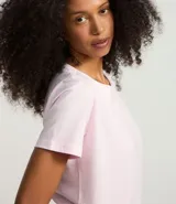 Blusa básica de algodón color tostado, de manga corta con dobladillo y nudo frontal.