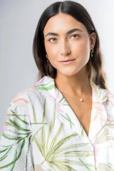 Conjunto de pijama de algodón a rayas verticales rosas y blancas, con detalles en celeste. Incluye camisa de manga corta con botones y bolsillo en el pecho, y shorts con cintura elástica.