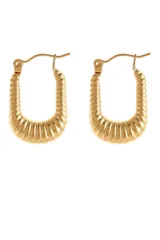 Par de aros dorados con forma de medialuna y textura acanalada.