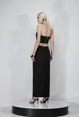 Corset negro sin tirantes con bordado de lentejuelas y apliques de espejo.