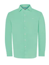 Camisa de manga larga color menta, con corte clásico y detalles en el cuello.