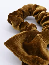 Colero beige de terciopelo con moña grande.