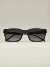 Lentes de sol rectangulares negros con lentes degradadas grises.