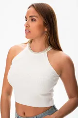 Musculosa blanca de viscosa con cuello halter y detalle de strass en el cuello.