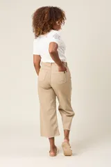 Pantalón jean corte culotte color beige, con tiro alto, bolsillos delanteros y traseros, y terminación desflecada.