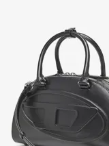 Bolso de mano tipo bowling o doctor bag, color negro, con acabado brillante y gran logo Diesel en relieve en el frente. Posee dos asas superiores y cierre de cremallera.