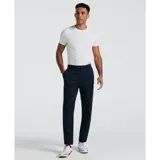 Pantalón cargo azul marino de gabardina, corte recto, con bolsillos laterales con solapa y bolsillos traseros.