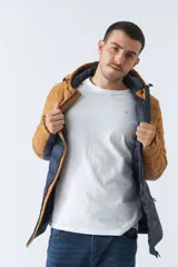 Campera puffer para hombre, con capucha ajustable y bolsillos con cierre.