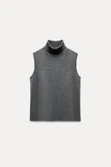 Top gris de cuello alto y sin mangas.
