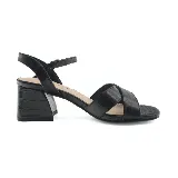 Sandalias blancas de cuero sintético con textura tipo cocodrilo, tiras cruzadas en el empeine, pulsera con hebilla al tobillo y tacón cuadrado bajo.