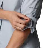Camisa blanca de manga larga con protección solar UPF 40 y tecnología Omni-Wick. Cuenta con aberturas de ventilación y tratamiento antimicrobiano.