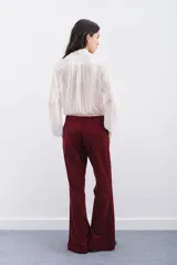 Pantalón de terciopelo color borgoña, estilo oxford, con acceso por cartera oculta con cierre, gancho metálico y botón interno en cintura. Bolsillos diagonales y bolsillo ojal en espalda.