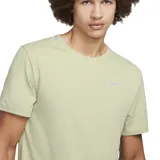 Remera deportiva Nike de hombre color celeste, de manga corta y cuello redondo. Cuenta con tecnología Dri-FIT y logo reflectivo en el pecho.