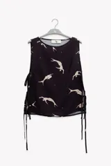 Musculosa negra con estampado de sirenas blancas y lazos laterales.