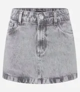 Minifalda de jeans gris con efecto lavado, de tiro medio, con bolsillos delanteros y traseros, cierre frontal con botón y cremallera, y trabillas en la cintura.