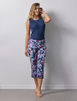 Pantalón capri de gabardina elastizada estampada, marca Zac & Rachel. Con pretina ancha elastizada.