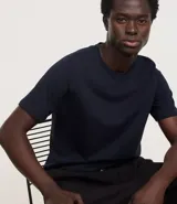 Remera slim de manga corta, color azul marino, con cuello redondo y sin estampado. Confeccionada en punto de algodón.