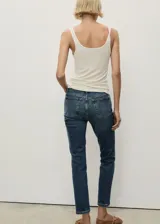 Pantalón de jean azul de tiro alto, corte slim fit y largo cropped.