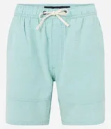 Bermuda casual de hombre color celeste, hecha en tela texturizada, con cintura elástica, cordón, bolsillo trasero con solapa y detalle de costura horizontal en las piernas.