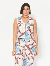 Top sin mangas confeccionado en broderie multicolor, con escote en V con volados y acceso delantero mediante presillas y botones esmaltados.