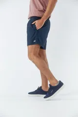 Short de baño liso color azul marino, con dos bolsillos delanteros y uno trasero.