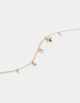 Collar corto dorado con dije de flor blanca, abeja esmaltada con strass, perlas y cristal amarillo.
