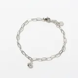 Pulsera de eslabones alargados plateados, con un pequeño dije de cristal redondo colgante. Posee cierre de mosquetón y cadena de ajuste.