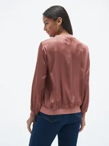 Blusa color cereza con escote en V y mangas largas abullonadas.