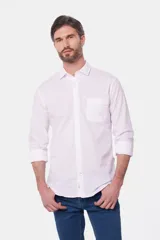 Camisa de lino color beige, de manga larga, con cuello clásico y bolsillo en el pecho.