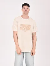 Remera negra con estampa rectangular con diseño abstracto de líneas blancas y texto "Break All The Rules New York City".