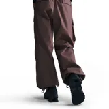 Pantalón largo estilo cargo color chocolate, de corte holgado, con cintura elástica ajustable con cordón, bolsillos laterales con solapa y puños elásticos.