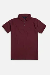 Polo de jersey color bordó, de manga corta, con logo bordado y fit regular.
