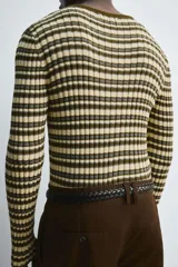 Jersey slim fit tejido en hilatura de algodón, con cuello redondo y manga larga. Diseño a rayas horizontales en tonos beige y marrón.
