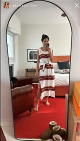 Vestido tejido de algodón crudo con rayas horizontales rojas y escote redondo.