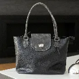 Cartera negra de cuero vacuno con bolsillo interno con cierre y cierres YKK metálicos.