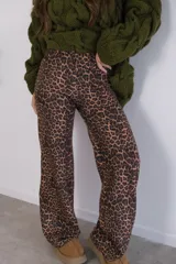 Pantalón de lanilla con estampado animal print de leopardo en tonos marrones. Corte recto y cintura alta.