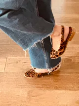 Chatas con estampado animal print, con talón descubierto y tira trasera.