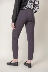Pantalón recto color gris con cintura faja y terminación en corte limpio, de estilo clásico.