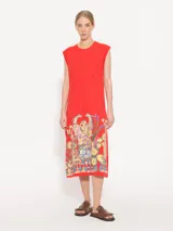 Túnica roja de algodón con estampado y bordado en el frente, corte amplio, largo midi y tajos laterales.