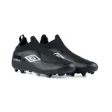 Championes de fútbol Umbro Fuzion, color negro, sin cordones, con cuello de tobillo tejido y suela con tapones para césped. Logo de Umbro en blanco en el lateral.