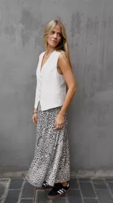 Falda larga de seda con estampado animal print, de corte evase y cintura elástica.
