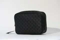 Bolso tipo neceser unisex, color negro con estampado de logos de la marca.