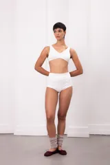 Culotte negro de algodón con doble tela y diseño sin elásticos.