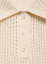 Jersey de punto calado color crudo, de manga corta con cuello polo y cierre de botones.