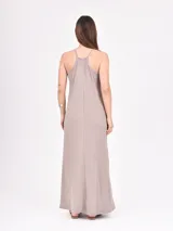 Vestido largo gris de breteles finos y corte recto.